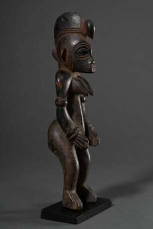 Klassische Figur der Senufo, Elfenbeinküste, ausdrucksstarke weibliche Figur mit dunkler und teils krustiger Patina sowie deutlichen Abriebspuren an exponierten Stellen, in Hohlräumen und Faltungen staubige Verkrustungen… - photo 2
