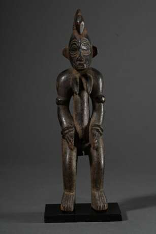 Klassische Figur der Senufo, Elfenbeinküste, ausdrucksstarke weibliche Figur mit dunkler und teils krustiger Patina sowie deutlichen Abriebspuren an exponierten Stellen, in Hohlräumen und Faltungen staubige Verkrustungen… - photo 3