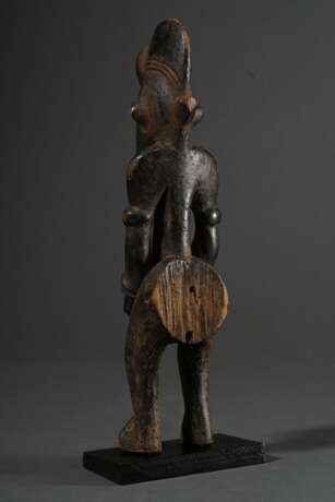 Klassische Figur der Senufo, Elfenbeinküste, ausdrucksstarke weibliche Figur mit dunkler und teils krustiger Patina sowie deutlichen Abriebspuren an exponierten Stellen, in Hohlräumen und Faltungen staubige Verkrustungen… - photo 4