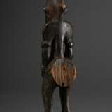 Klassische Figur der Senufo, Elfenbeinküste, ausdrucksstarke weibliche Figur mit dunkler und teils krustiger Patina sowie deutlichen Abriebspuren an exponierten Stellen, in Hohlräumen und Faltungen staubige Verkrustungen… - photo 4