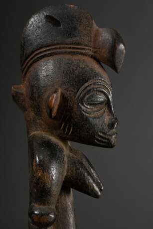 Klassische Figur der Senufo, Elfenbeinküste, ausdrucksstarke weibliche Figur mit dunkler und teils krustiger Patina sowie deutlichen Abriebspuren an exponierten Stellen, in Hohlräumen und Faltungen staubige Verkrustungen… - photo 5