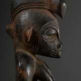 Klassische Figur der Senufo, Elfenbeinküste, ausdrucksstarke weibliche Figur mit dunkler und teils krustiger Patina sowie deutlichen Abriebspuren an exponierten Stellen, in Hohlräumen und Faltungen staubige Verkrustungen… - photo 5