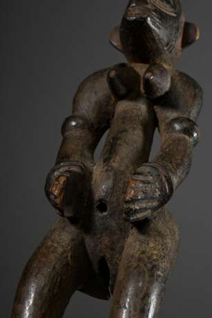 Klassische Figur der Senufo, Elfenbeinküste, ausdrucksstarke weibliche Figur mit dunkler und teils krustiger Patina sowie deutlichen Abriebspuren an exponierten Stellen, in Hohlräumen und Faltungen staubige Verkrustungen… - photo 6