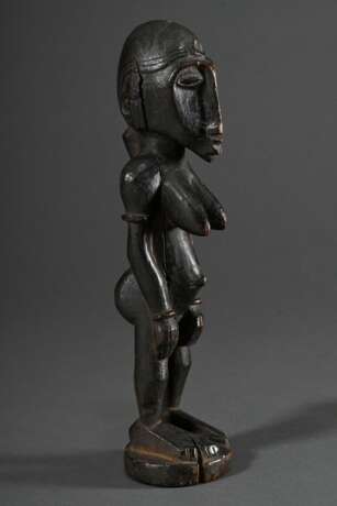 Weibliche Senufo Tububele Statuette, nördliche Elfenbeinküste Anfang 20.Jh., H. 25cm, alte Bruchstelle vorne, Provenienz: Sammlung Christian Ries (1899-1941), 1. Steuermann auf der 4. Dana Expedition 1928-1930 - photo 2