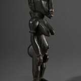 Weibliche Senufo Tububele Statuette, nördliche Elfenbeinküste Anfang 20.Jh., H. 25cm, alte Bruchstelle vorne, Provenienz: Sammlung Christian Ries (1899-1941), 1. Steuermann auf der 4. Dana Expedition 1928-1930 - photo 2
