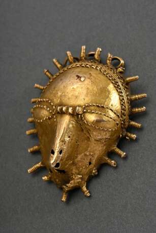 Baule Gelbgold Maske, Elfenbeinküste 19./20.Jh., traditionell getragen bei Begräbnissen, Hochzeits- oder rituellen Feiern, ca. 14k, 28,7g, 5,6x4,3x3,4cm, Gussfehler unter der Nase, Provenienz: 1933 Hans Eckstein, danach … - photo 1