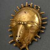 Baule Gelbgold Maske, Elfenbeinküste 19./20.Jh., traditionell getragen bei Begräbnissen, Hochzeits- oder rituellen Feiern, ca. 14k, 28,7g, 5,6x4,3x3,4cm, Gussfehler unter der Nase, Provenienz: 1933 Hans Eckstein, danach … - photo 1