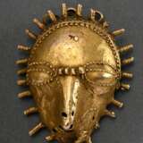 Baule Gelbgold Maske, Elfenbeinküste 19./20.Jh., traditionell getragen bei Begräbnissen, Hochzeits- oder rituellen Feiern, ca. 14k, 28,7g, 5,6x4,3x3,4cm, Gussfehler unter der Nase, Provenienz: 1933 Hans Eckstein, danach … - photo 2