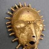 Baule Gelbgold Maske, Elfenbeinküste 19./20.Jh., traditionell getragen bei Begräbnissen, Hochzeits- oder rituellen Feiern, ca. 14k, 28,7g, 5,6x4,3x3,4cm, Gussfehler unter der Nase, Provenienz: 1933 Hans Eckstein, danach … - photo 3