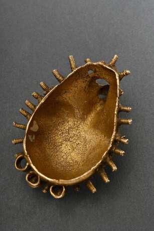 Baule Gelbgold Maske, Elfenbeinküste 19./20.Jh., traditionell getragen bei Begräbnissen, Hochzeits- oder rituellen Feiern, ca. 14k, 28,7g, 5,6x4,3x3,4cm, Gussfehler unter der Nase, Provenienz: 1933 Hans Eckstein, danach … - photo 4
