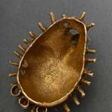 Baule Gelbgold Maske, Elfenbeinküste 19./20.Jh., traditionell getragen bei Begräbnissen, Hochzeits- oder rituellen Feiern, ca. 14k, 28,7g, 5,6x4,3x3,4cm, Gussfehler unter der Nase, Provenienz: 1933 Hans Eckstein, danach … - photo 4
