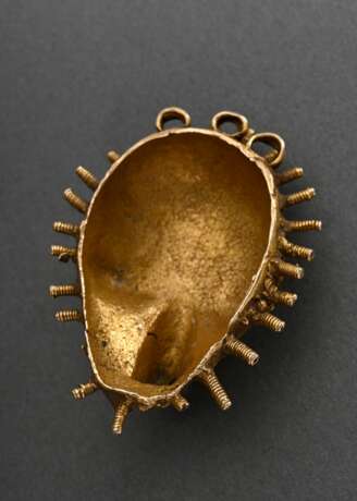 Baule Gelbgold Maske, Elfenbeinküste 19./20.Jh., traditionell getragen bei Begräbnissen, Hochzeits- oder rituellen Feiern, ca. 14k, 28,7g, 5,6x4,3x3,4cm, Gussfehler unter der Nase, Provenienz: 1933 Hans Eckstein, danach … - photo 5