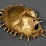 Baule Gelbgold Maske, Elfenbeinküste 19./20.Jh., traditionell getragen bei Begräbnissen, Hochzeits- oder rituellen Feiern, ca. 14k, 28,7g, 5,6x4,3x3,4cm, Gussfehler unter der Nase, Provenienz: 1933 Hans Eckstein, danach … - photo 6
