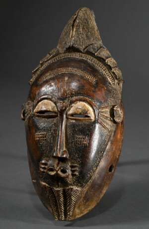 Baule Maske "Kpan" zur Verehrung des Büffelgottes Goli mit Skarifizierungen auf Stirn und Wangen, atypischer Mund, partiell weiß bemalt, schöne Patina, H. 39cm, Provenienz: Sammlung Schleswig-Holstein - photo 1