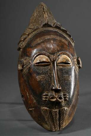 Baule Maske "Kpan" zur Verehrung des Büffelgottes Goli mit Skarifizierungen auf Stirn und Wangen, atypischer Mund, partiell weiß bemalt, schöne Patina, H. 39cm, Provenienz: Sammlung Schleswig-Holstein - photo 2