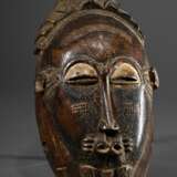 Baule Maske "Kpan" zur Verehrung des Büffelgottes Goli mit Skarifizierungen auf Stirn und Wangen, atypischer Mund, partiell weiß bemalt, schöne Patina, H. 39cm, Provenienz: Sammlung Schleswig-Holstein - photo 2