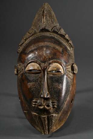 Baule Maske "Kpan" zur Verehrung des Büffelgottes Goli mit Skarifizierungen auf Stirn und Wangen, atypischer Mund, partiell weiß bemalt, schöne Patina, H. 39cm, Provenienz: Sammlung Schleswig-Holstein - photo 3