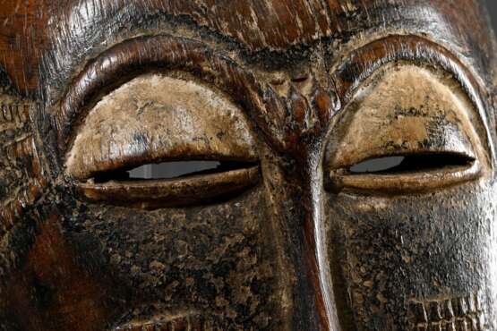 Baule Maske "Kpan" zur Verehrung des Büffelgottes Goli mit Skarifizierungen auf Stirn und Wangen, atypischer Mund, partiell weiß bemalt, schöne Patina, H. 39cm, Provenienz: Sammlung Schleswig-Holstein - photo 4
