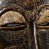 Baule Maske "Kpan" zur Verehrung des Büffelgottes Goli mit Skarifizierungen auf Stirn und Wangen, atypischer Mund, partiell weiß bemalt, schöne Patina, H. 39cm, Provenienz: Sammlung Schleswig-Holstein - photo 4