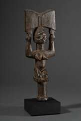 Yoruba-Nago Tanzstab &quot;Ogo-Elegba&quot;, Nigeria oder Republik Benin frühes 20.Jh., knieende weibliche Figur auf kurzem Handgriff mit erhobenen Armen, in den Händen das typische Beil des Shango-Donnergottes, braune O…