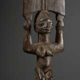 Yoruba-Nago Tanzstab "Ogo-Elegba", Nigeria oder Republik Benin frühes 20.Jh., knieende weibliche Figur auf kurzem Handgriff mit erhobenen Armen, in den Händen das typische Beil des Shango-Donnergottes, braune O… - Foto 2