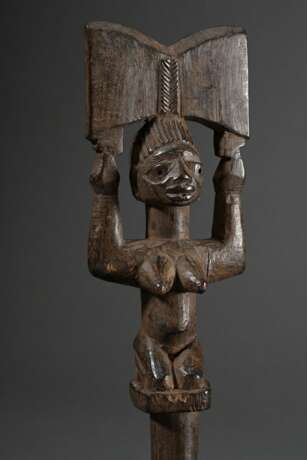 Yoruba-Nago Tanzstab "Ogo-Elegba", Nigeria oder Republik Benin frühes 20.Jh., knieende weibliche Figur auf kurzem Handgriff mit erhobenen Armen, in den Händen das typische Beil des Shango-Donnergottes, braune O… - Foto 2