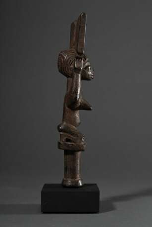 Yoruba-Nago Tanzstab "Ogo-Elegba", Nigeria oder Republik Benin frühes 20.Jh., knieende weibliche Figur auf kurzem Handgriff mit erhobenen Armen, in den Händen das typische Beil des Shango-Donnergottes, braune O… - Foto 3