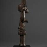 Yoruba-Nago Tanzstab "Ogo-Elegba", Nigeria oder Republik Benin frühes 20.Jh., knieende weibliche Figur auf kurzem Handgriff mit erhobenen Armen, in den Händen das typische Beil des Shango-Donnergottes, braune O… - Foto 3