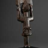 Yoruba-Nago Tanzstab "Ogo-Elegba", Nigeria oder Republik Benin frühes 20.Jh., knieende weibliche Figur auf kurzem Handgriff mit erhobenen Armen, in den Händen das typische Beil des Shango-Donnergottes, braune O… - Foto 4
