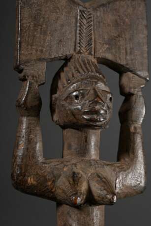 Yoruba-Nago Tanzstab "Ogo-Elegba", Nigeria oder Republik Benin frühes 20.Jh., knieende weibliche Figur auf kurzem Handgriff mit erhobenen Armen, in den Händen das typische Beil des Shango-Donnergottes, braune O… - Foto 5
