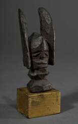 Ikenga-Figur der Igbo (Ikenga symbolisiert in der Igbo-Kultur Stärke, Erfolg und persönliche Leistung), Nigeria 1. Hälfte 20.Jh., miniaturhafte Kultfigur mit kraftvoll-reduzierter Form und grober Schnitzweise, leicht glä…