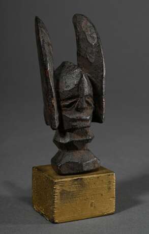 Ikenga-Figur der Igbo (Ikenga symbolisiert in der Igbo-Kultur Stärke, Erfolg und persönliche Leistung), Nigeria 1. Hälfte 20.Jh., miniaturhafte Kultfigur mit kraftvoll-reduzierter Form und grober Schnitzweise, leicht glä… - фото 1