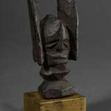 Ikenga-Figur der Igbo (Ikenga symbolisiert in der Igbo-Kultur Stärke, Erfolg und persönliche Leistung), Nigeria 1. Hälfte 20.Jh., miniaturhafte Kultfigur mit kraftvoll-reduzierter Form und grober Schnitzweise, leicht glä… - фото 1