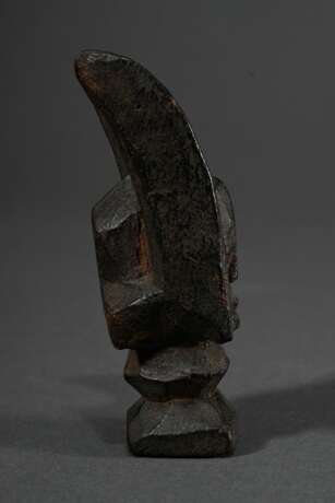 Ikenga-Figur der Igbo (Ikenga symbolisiert in der Igbo-Kultur Stärke, Erfolg und persönliche Leistung), Nigeria 1. Hälfte 20.Jh., miniaturhafte Kultfigur mit kraftvoll-reduzierter Form und grober Schnitzweise, leicht glä… - фото 3