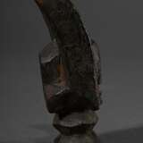 Ikenga-Figur der Igbo (Ikenga symbolisiert in der Igbo-Kultur Stärke, Erfolg und persönliche Leistung), Nigeria 1. Hälfte 20.Jh., miniaturhafte Kultfigur mit kraftvoll-reduzierter Form und grober Schnitzweise, leicht glä… - фото 3