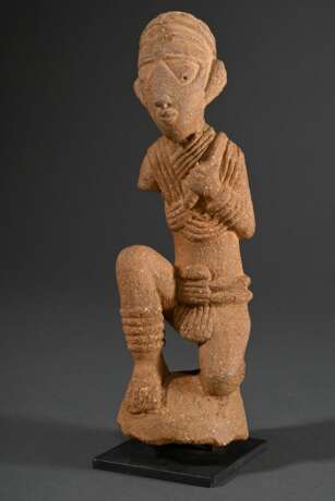 Kleine Nok Figur "Kniender" in feiner und detailreicher Ausführung, auf Metallsockel, Nigeria um 700 v.Chr.-100 n. Chr. , H. 28cm, rest., TL Test Kotalla No. 03010302, vorhanden, Provenienz: Studio Arman / NY - фото 5