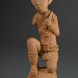 Kleine Nok Figur "Kniender" in feiner und detailreicher Ausführung, auf Metallsockel, Nigeria um 700 v.Chr.-100 n. Chr. , H. 28cm, rest., TL Test Kotalla No. 03010302, vorhanden, Provenienz: Studio Arman / NY - фото 5