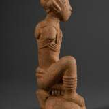 Kleine Nok Figur "Kniender" in feiner und detailreicher Ausführung, auf Metallsockel, Nigeria um 700 v.Chr.-100 n. Chr. , H. 28cm, rest., TL Test Kotalla No. 03010302, vorhanden, Provenienz: Studio Arman / NY - фото 6