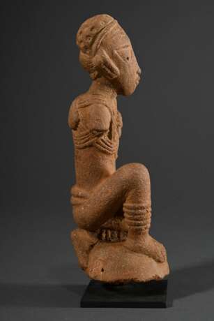 Kleine Nok Figur "Kniender" in feiner und detailreicher Ausführung, auf Metallsockel, Nigeria um 700 v.Chr.-100 n. Chr. , H. 28cm, rest., TL Test Kotalla No. 03010302, vorhanden, Provenienz: Studio Arman / NY - фото 6