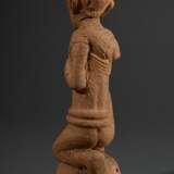 Kleine Nok Figur "Kniender" in feiner und detailreicher Ausführung, auf Metallsockel, Nigeria um 700 v.Chr.-100 n. Chr. , H. 28cm, rest., TL Test Kotalla No. 03010302, vorhanden, Provenienz: Studio Arman / NY - фото 7