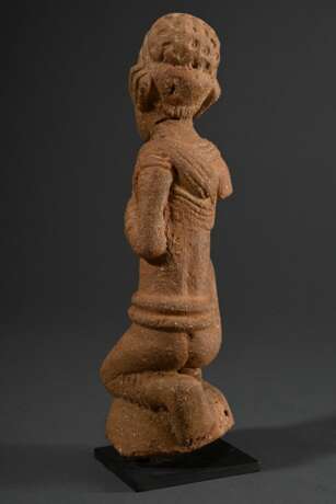 Kleine Nok Figur "Kniender" in feiner und detailreicher Ausführung, auf Metallsockel, Nigeria um 700 v.Chr.-100 n. Chr. , H. 28cm, rest., TL Test Kotalla No. 03010302, vorhanden, Provenienz: Studio Arman / NY - фото 7