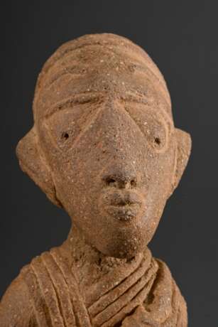 Kleine Nok Figur "Kniender" in feiner und detailreicher Ausführung, auf Metallsockel, Nigeria um 700 v.Chr.-100 n. Chr. , H. 28cm, rest., TL Test Kotalla No. 03010302, vorhanden, Provenienz: Studio Arman / NY - фото 1
