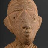 Kleine Nok Figur "Kniender" in feiner und detailreicher Ausführung, auf Metallsockel, Nigeria um 700 v.Chr.-100 n. Chr. , H. 28cm, rest., TL Test Kotalla No. 03010302, vorhanden, Provenienz: Studio Arman / NY - фото 1