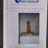 Kleine Nok Figur "Kniender" in feiner und detailreicher Ausführung, auf Metallsockel, Nigeria um 700 v.Chr.-100 n. Chr. , H. 28cm, rest., TL Test Kotalla No. 03010302, vorhanden, Provenienz: Studio Arman / NY - фото 2
