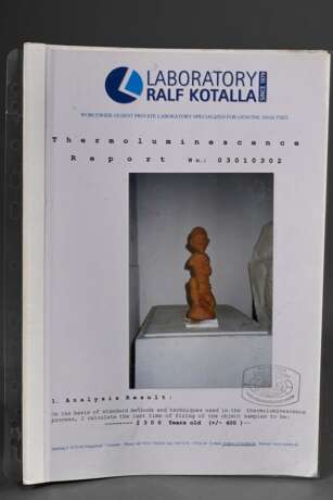 Kleine Nok Figur "Kniender" in feiner und detailreicher Ausführung, auf Metallsockel, Nigeria um 700 v.Chr.-100 n. Chr. , H. 28cm, rest., TL Test Kotalla No. 03010302, vorhanden, Provenienz: Studio Arman / NY - фото 2