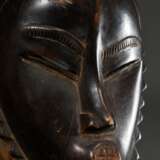 Guro Maske mit Hasenohren und gezacktem Rand (der Hase gilt bei den Guro als einziges Tier, dass den Charakterzug der Kameradschaft besitzt, da er einen gejagten Artgenossen zeitweilig "ablöst", damit dieser au… - photo 4