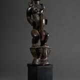 Eket Ogbom Tanzaufsatz „Stehende Figur", schöne Patina mit partiell weißer Bemalung, Nigeria, Stachelperlkette nachträglich hinzugefügt, H. 53cm, Provenienz: Sammlung Schleswig-Holstein - photo 1