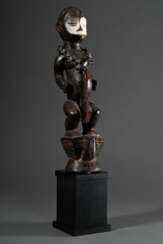 Eket Ogbom Tanzaufsatz „Stehende Figur&quot;, schöne Patina mit partiell weißer Bemalung, Nigeria, Stachelperlkette nachträglich hinzugefügt, H. 53cm, Provenienz: Sammlung Schleswig-Holstein