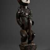 Eket Ogbom Tanzaufsatz „Stehende Figur", schöne Patina mit partiell weißer Bemalung, Nigeria, Stachelperlkette nachträglich hinzugefügt, H. 53cm, Provenienz: Sammlung Schleswig-Holstein - photo 2