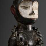 Eket Ogbom Tanzaufsatz „Stehende Figur", schöne Patina mit partiell weißer Bemalung, Nigeria, Stachelperlkette nachträglich hinzugefügt, H. 53cm, Provenienz: Sammlung Schleswig-Holstein - photo 3